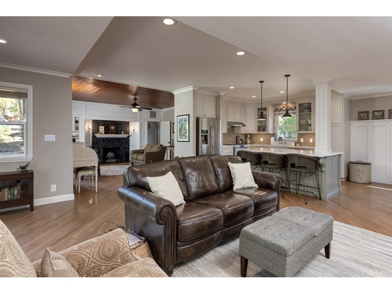 Beautiful.....open concept...parcel view of family, kitchen & living rooms.